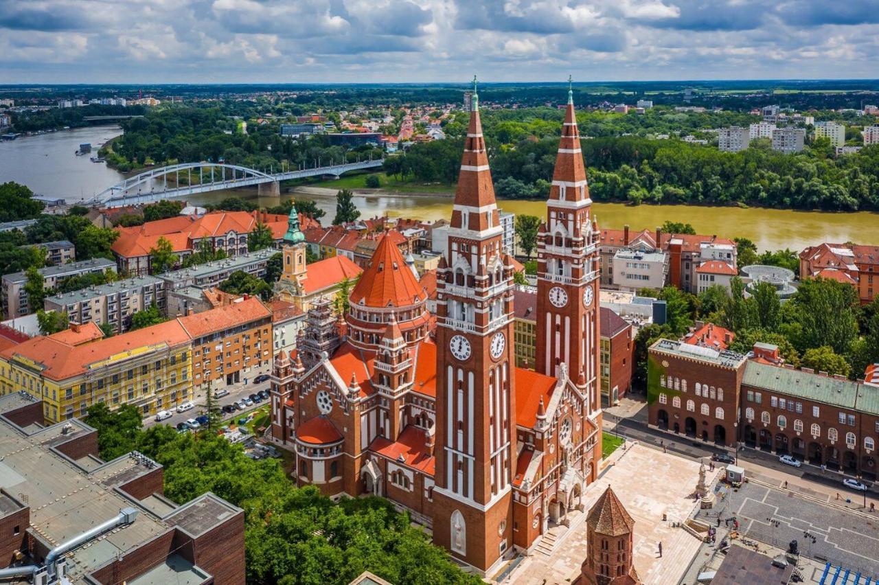 Rudi Es Ficko Lakosztaly Appartement Szeged Buitenkant foto